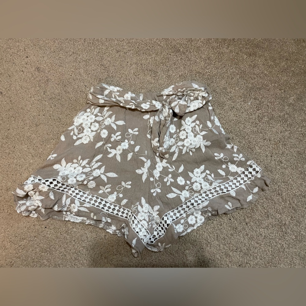 ASTR the label tan and‎ white floral shorts size Small